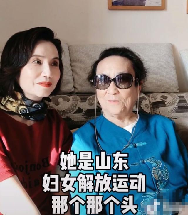 前央视主播徐俐退休后自驾游，一个包值一万，60岁还管丈夫叫哥哥