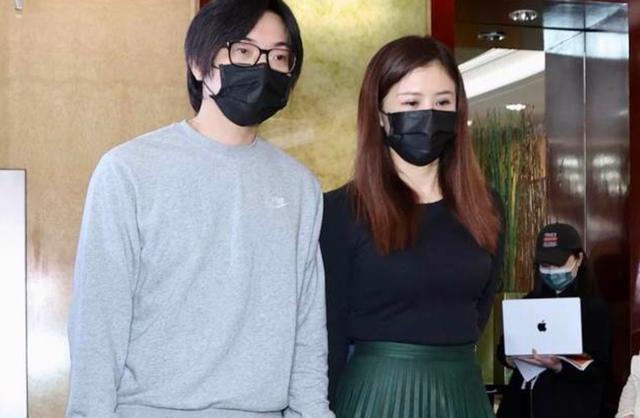 35岁导演曝涉毒侵犯女性！开记者会称遭勒索500万，妻子全程陪同