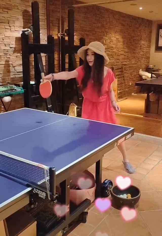 温碧霞在香港豪宅隔离，在家中摆乒乓球台，穿裙子与老公对打