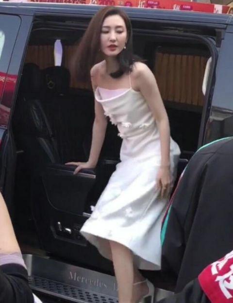 王丽坤打扮靓丽参加活动气色佳 一袭白裙美到发光