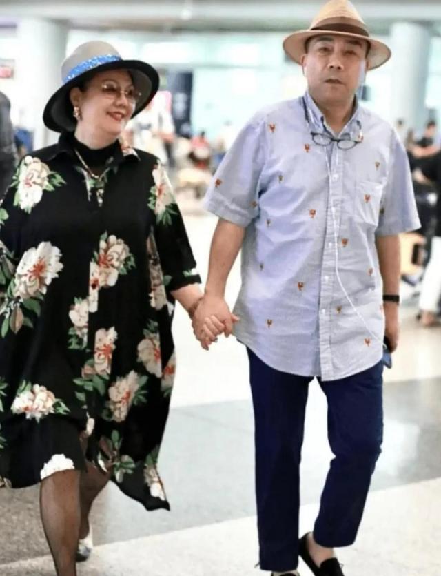 60岁杨议被曝与小24岁化妆师有私生子，紧急晒夫妻合照辟谣