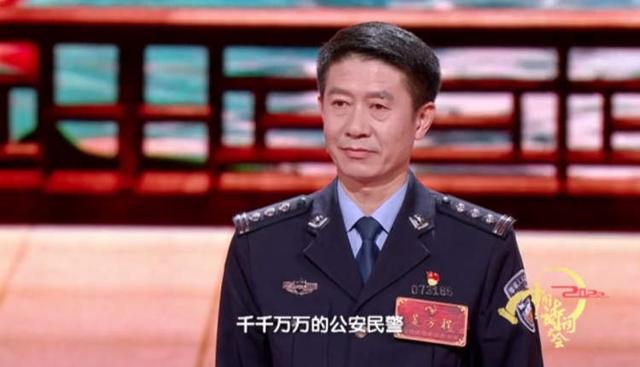 《2022中国诗词大会》落幕：警校生姜震夺冠，父子彼此敬礼让网友“破防”