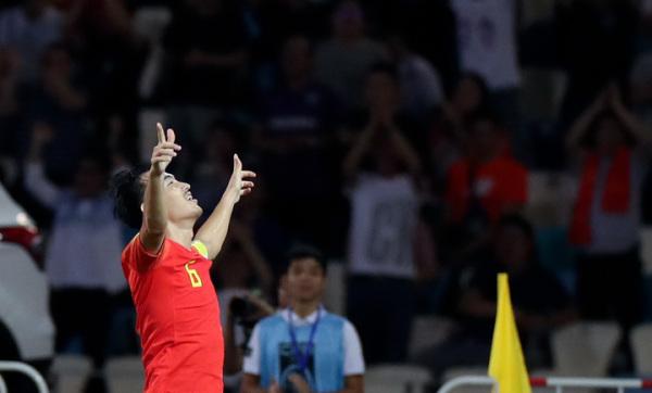 中国足球多是非，“冯巩之争”你支持谁？