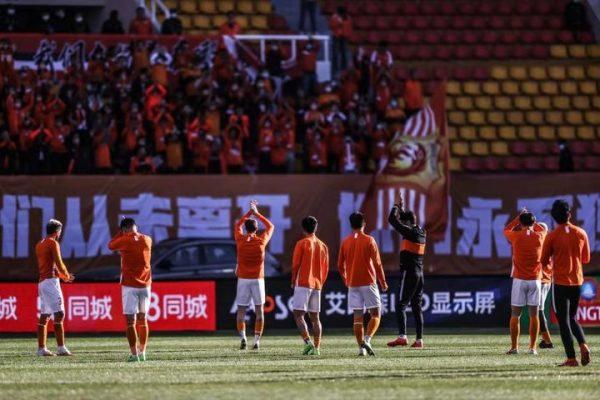 中国足球多是非，“冯巩之争”你支持谁？