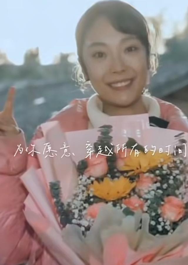 欧阳奋强晒照为26岁女儿庆生，爱女撞脸倪妮，穿着朴素难掩好气质