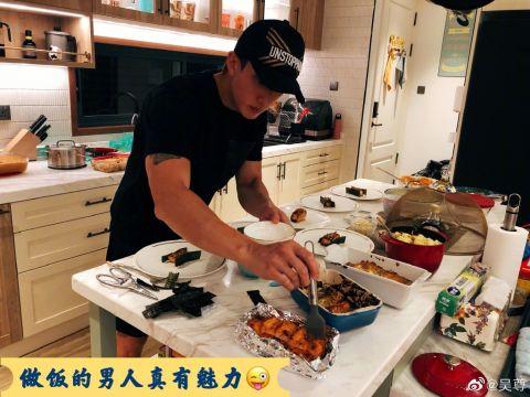 吴尊晒一家四口生活plog 称宅家的乐趣来源于美食和运动