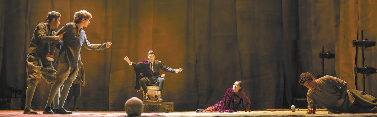 濮存昕指导藏族学员演莎剧 汉藏双语版《哈姆雷特》今晚在首都剧场上演