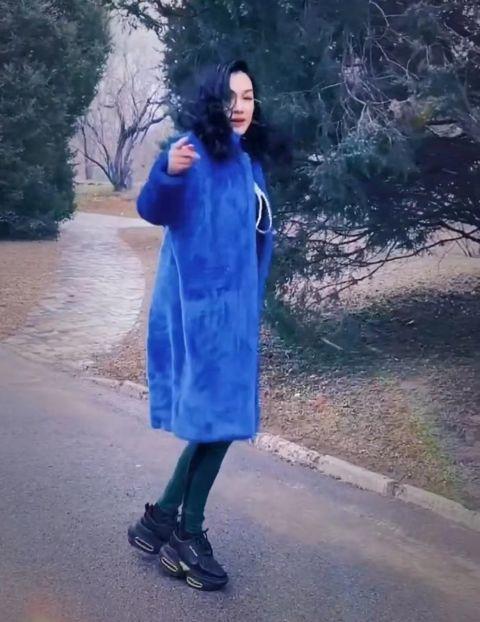 钟丽缇雪中跳舞尽显成熟气质 网友发现其跳舞竟顺拐