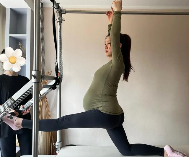 宋丹丹儿媳怀孕38周，做高空瑜伽太危险，挺大肚不忘带货真拼命