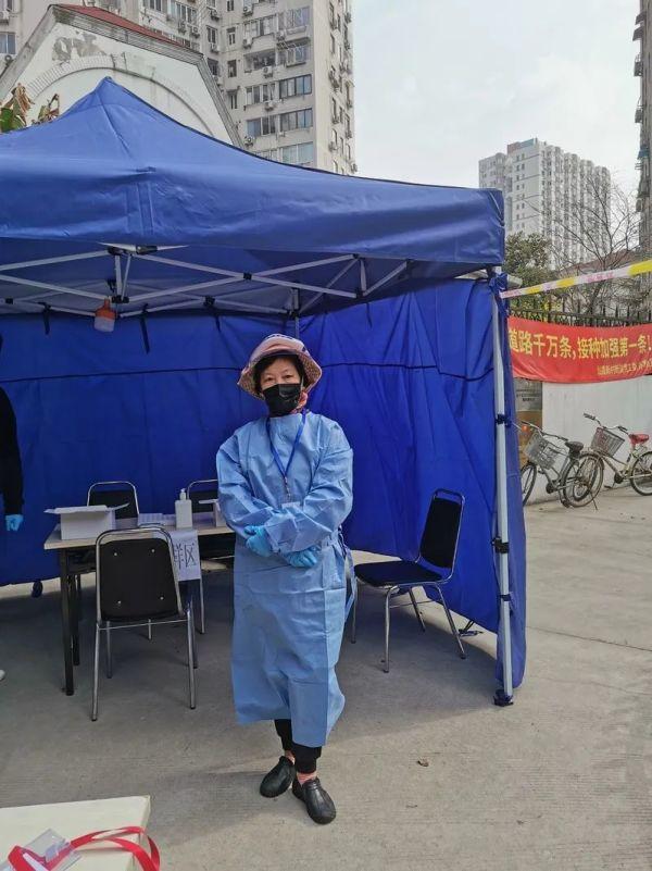 “打开二维码往前走”……知名上海籍演员骑着小电驴在小区做志愿者，拿着喇叭喊话太接地气