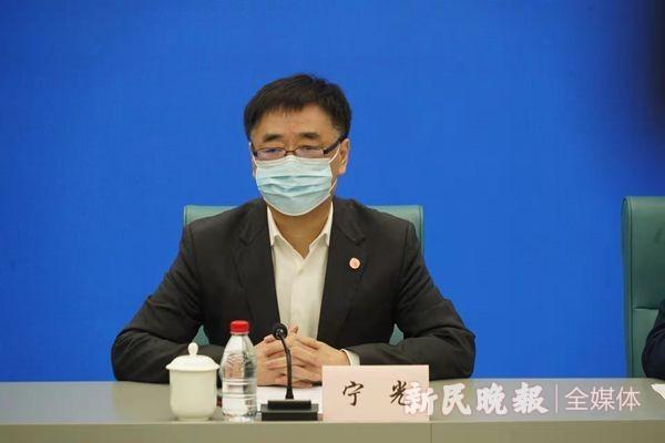 宁光：呼吸道传染高发季，请多喝水 勤运动 保持良好心态 保持社交距离｜疫情防控发布会