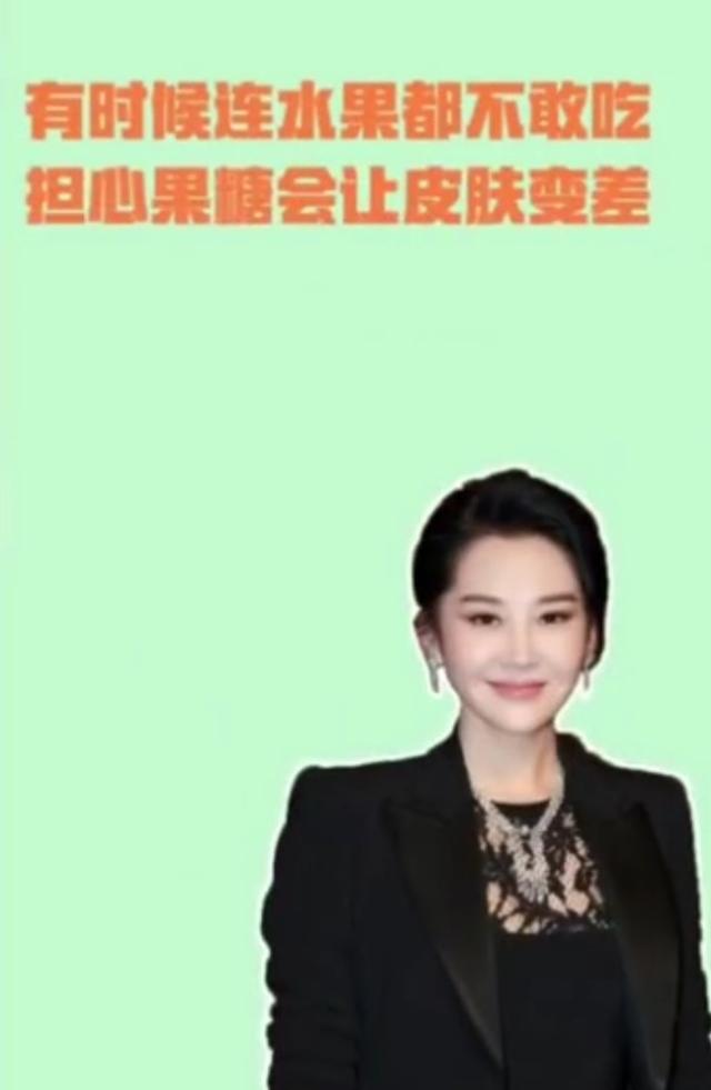 53岁许晴罕见露面，皮肤白嫩似婴儿胳膊细似筷子，扎丸子头像17岁