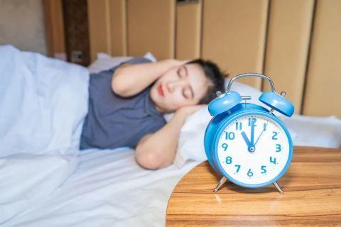 国际睡眠日：熬夜＝不健康？睡不够8小时伤身体？事情可没有那么简单