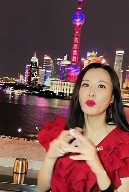 港姐张文慈搬家到广州，租房居住面积小，才在上海买房10个月