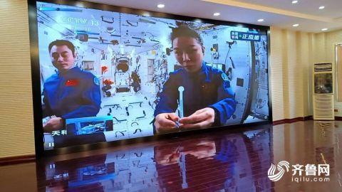 航天员太空演示液桥等实验 激发青少年追寻“科学梦”