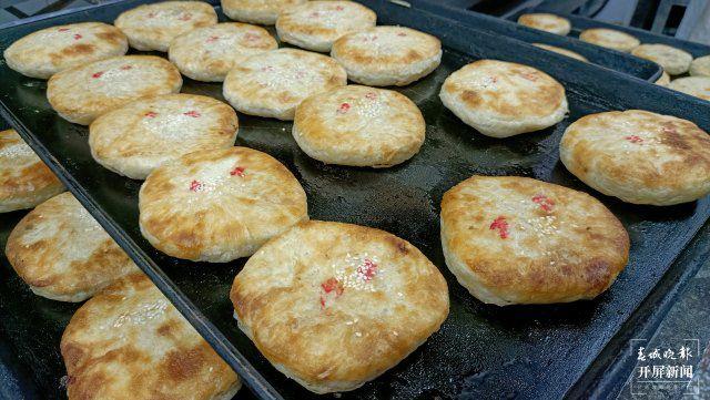 饼皮酥松，馅料香甜！玉溪火烧饼传承百年人气不减