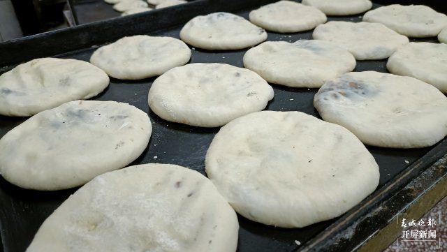 饼皮酥松，馅料香甜！玉溪火烧饼传承百年人气不减