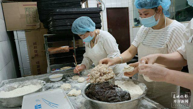 饼皮酥松，馅料香甜！玉溪火烧饼传承百年人气不减