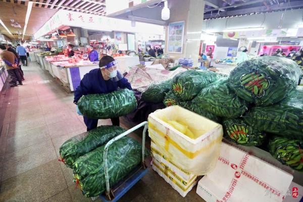 静安这个菜场摊主天天测核酸，一个摊位每天蚕豆能卖近千斤……