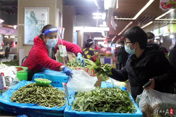 静安这个菜场摊主天天测核酸，一个摊位每天蚕豆能卖近千斤……