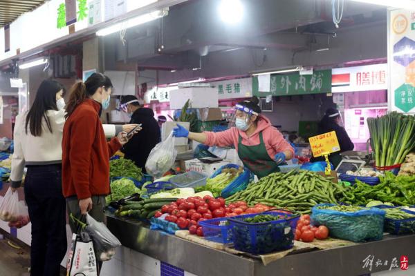 静安这个菜场摊主天天测核酸，一个摊位每天蚕豆能卖近千斤……