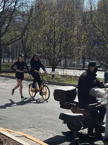 谷爱凌在街头跑步又被网友偶遇 谷妈妈骑单车全程陪伴左右