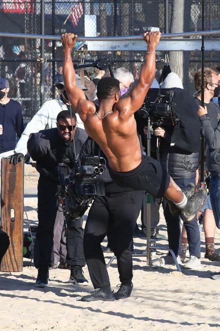 《奎迪3》曝光片场照 乔纳森·梅杰斯秀肌肉亮身材