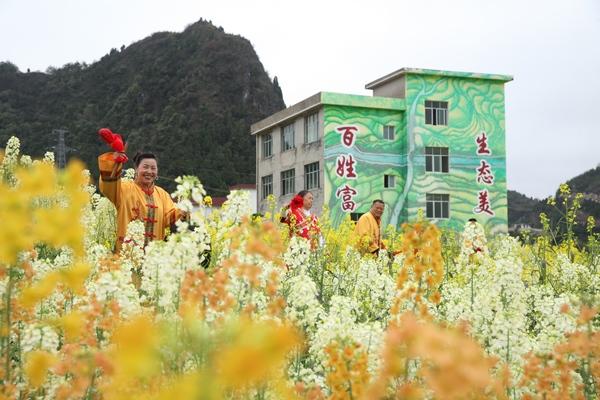 油菜花开风景秀 诗画田园醉游人