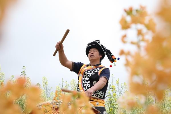 油菜花开风景秀 诗画田园醉游人