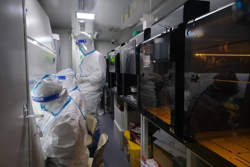 移动核酸检测车在上海方舱医院投入使用，最大日检测量达1800管