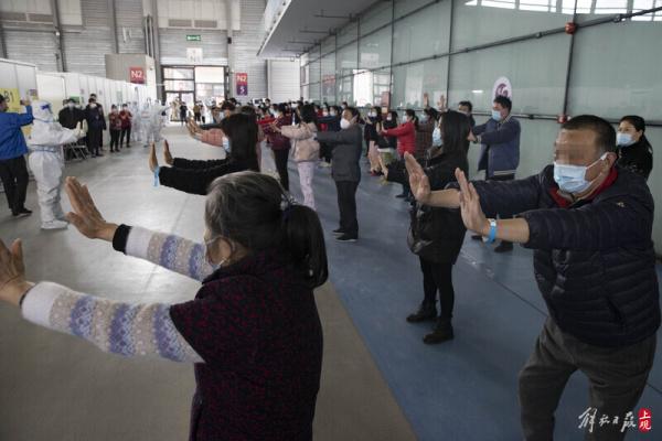 中医“大白”现场秀艺，上海最大的方舱医院数百患者练功强身