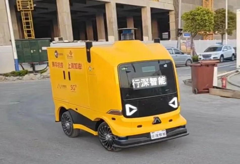 上海在临港打造“智能方舱”，近300位机器人“小白”上岗
