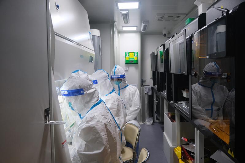“移动P2+实验室”驶入上海新国博方舱医院，单车日检万管，沪陕同心抗疫