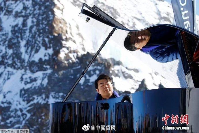 中国钢琴家郎朗瑞士少女峰演奏