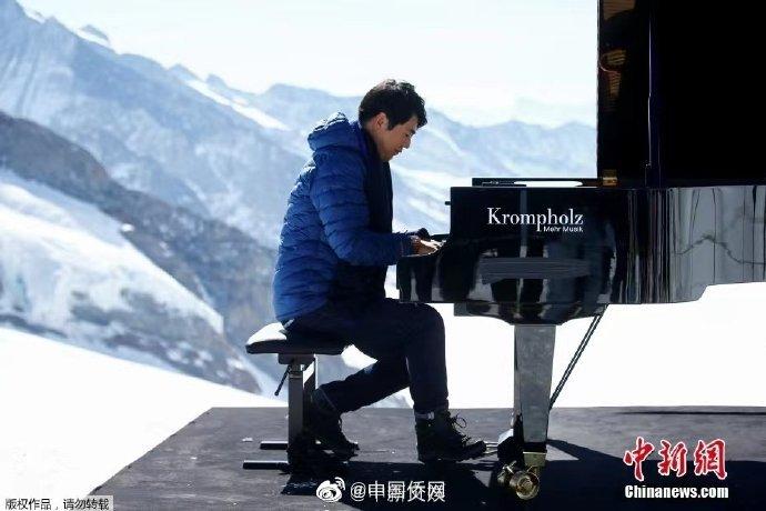 中国钢琴家郎朗瑞士少女峰演奏