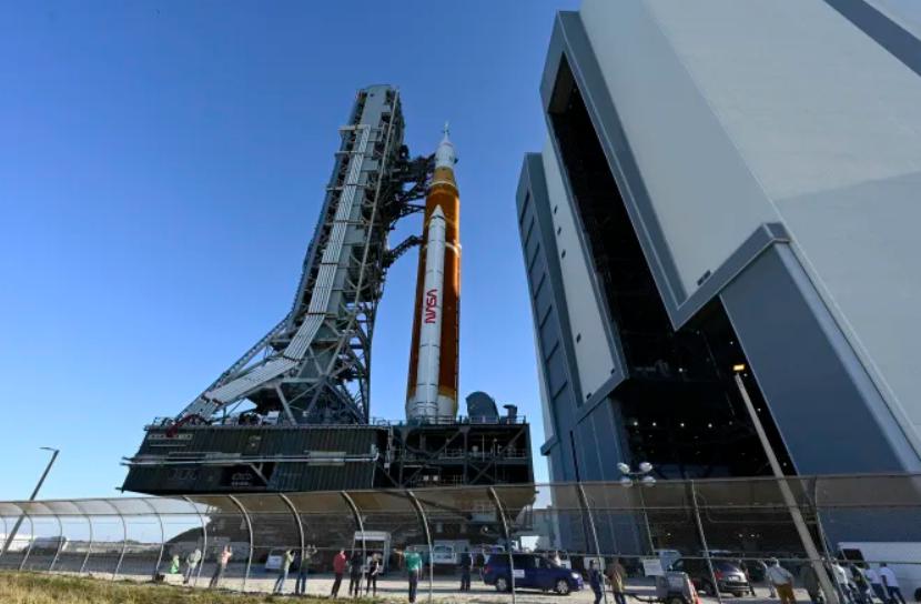 多次测试延期后，NASA 登月项目 SLS 的火箭从发射台撤下进行维修