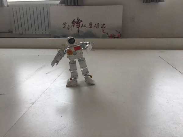 高科技来袭！河南理工大学举行机器人大赛