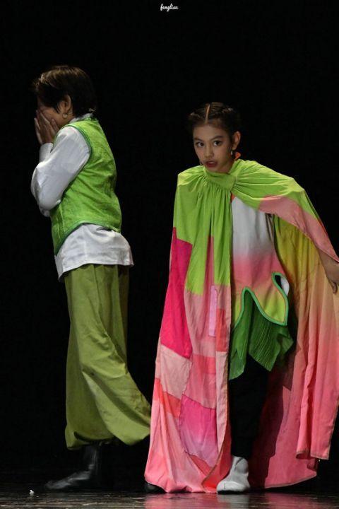 刘烨10岁女儿霓娜上台表演节目 五官精致灵动可爱