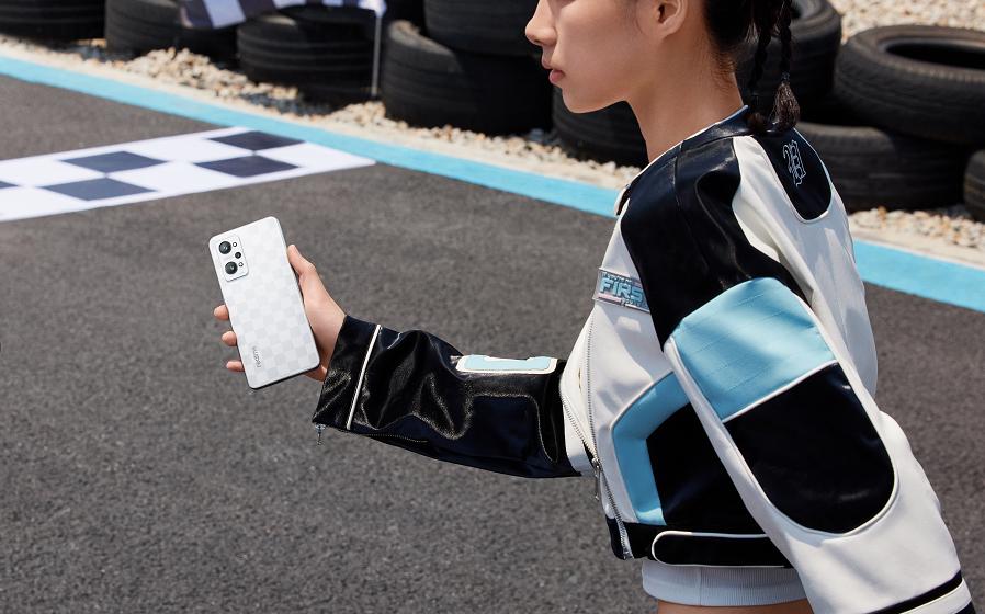 realme首次将经典时尚棋盘格设计应用在手机产品上。