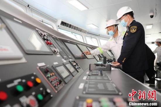 山东青岛：中国自主研发智能航行集装箱商船首航