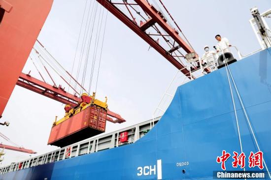 山东青岛：中国自主研发智能航行集装箱商船首航