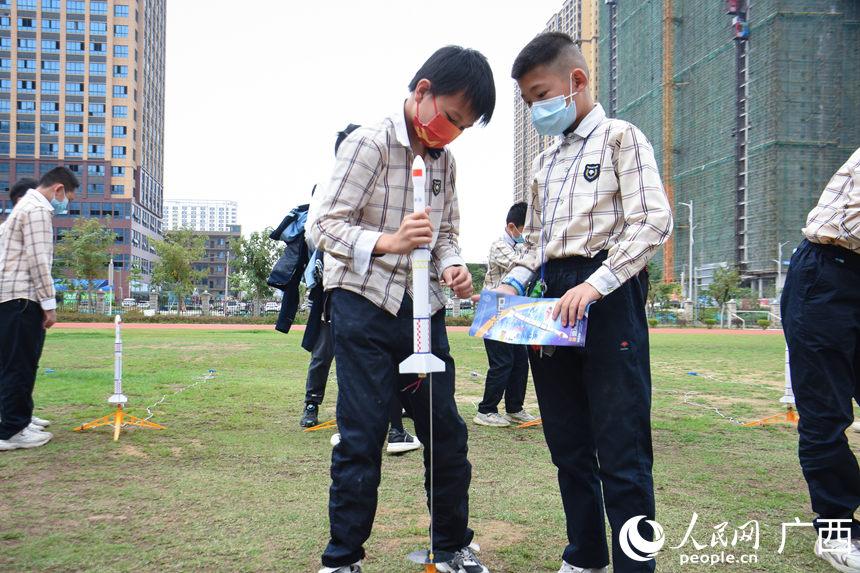中国航天日：学生制作模型火箭，放飞航天梦