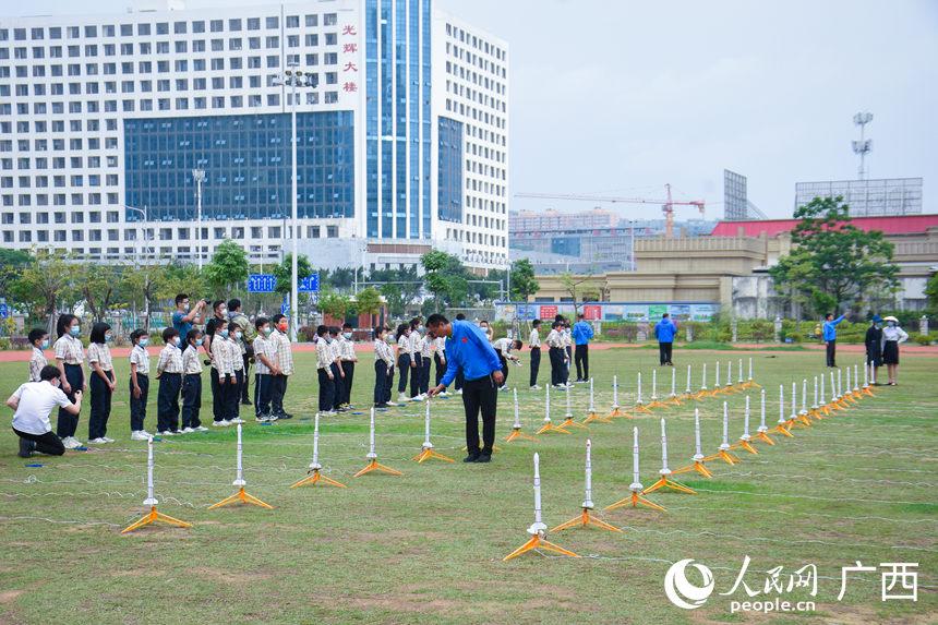 中国航天日：学生制作模型火箭，放飞航天梦