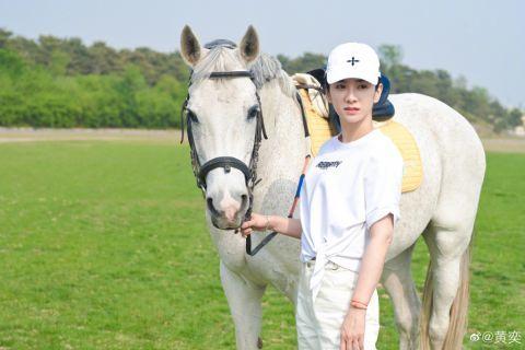 黄奕晒女儿飒爽骑马照 挥杆打球超有范儿