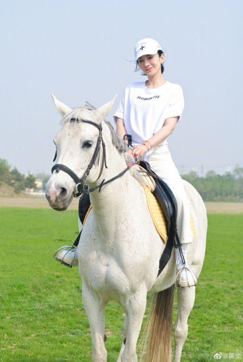 黄奕晒女儿飒爽骑马照 挥杆打球超有范儿