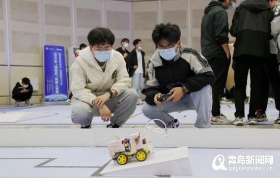 自己动手搭建制作机器人 山东科技大学上演“机器人总动员”