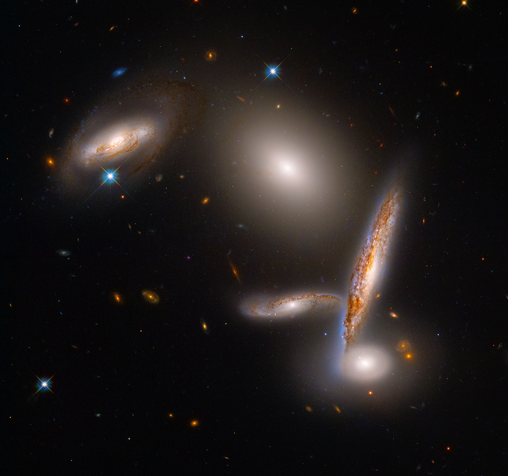 哈勃望远镜运行第32年：NASA展示致密星系群罕见图像
