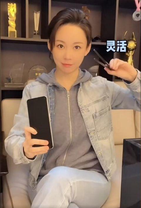 潘晓婷表演绝技“用筷子夹手机” 动作利落表情淡定