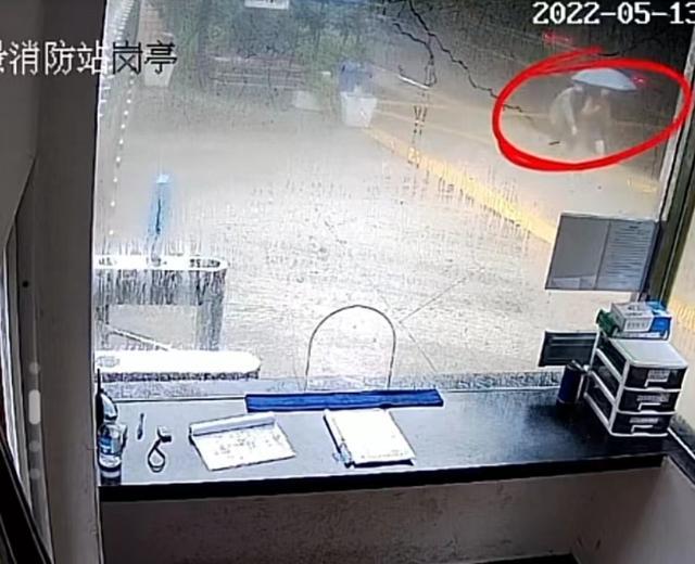 广州一男子在消防队门口偷拍女孩裙底，被一群消防员抓获