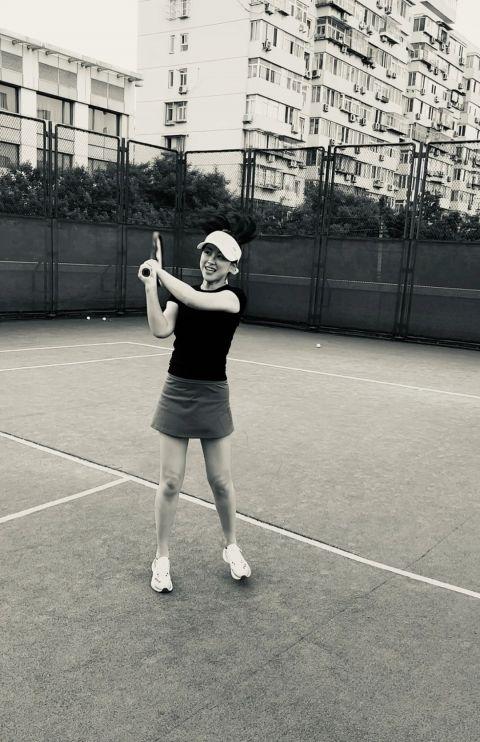 朱珠晒打网球照 素颜出镜青春有活力